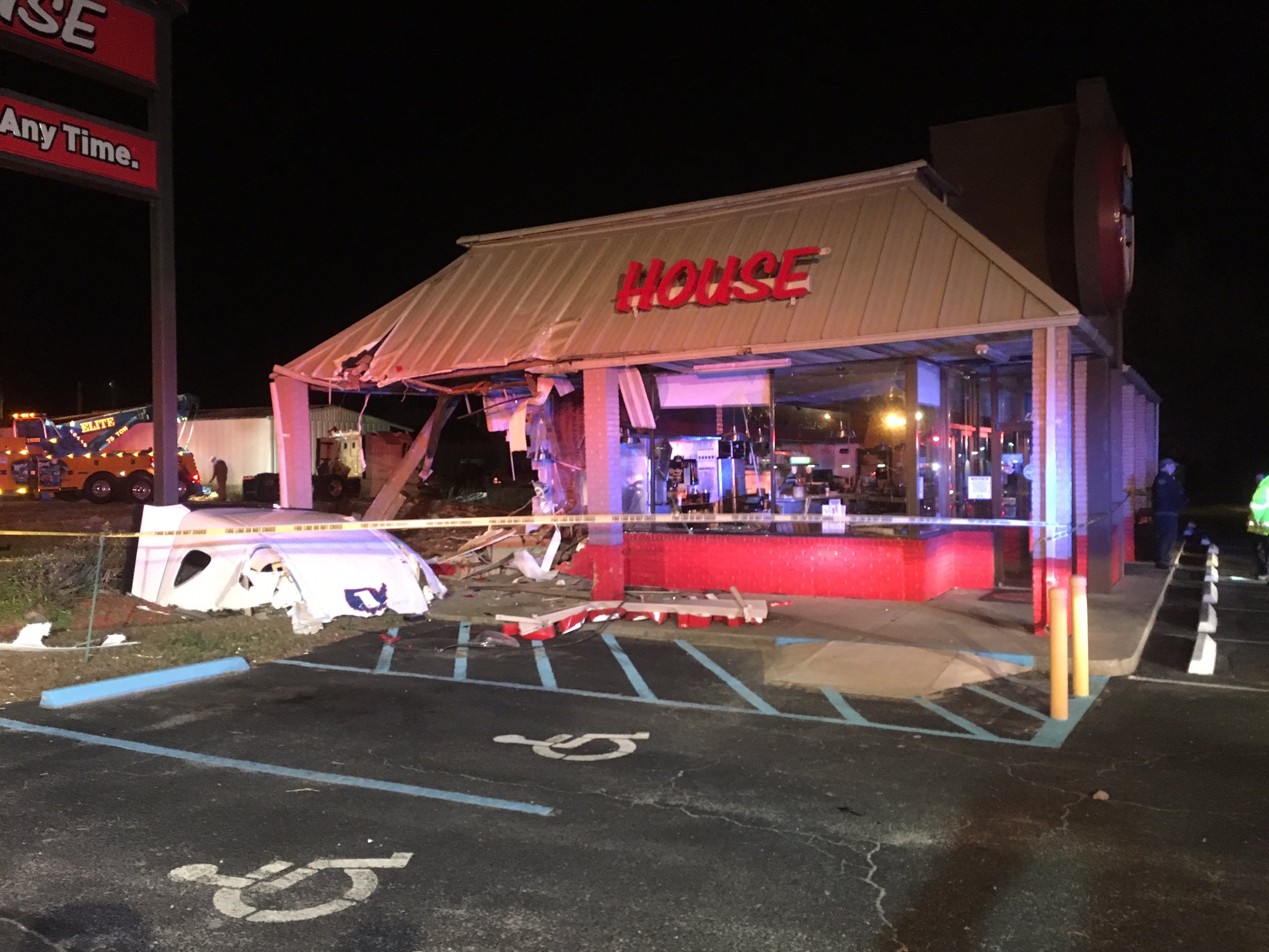 You are currently viewing Semi-Truck Crashes Into Restaurant Leaving Two Frightened Employees, One Confused Driver, and A Wrecked Eatery